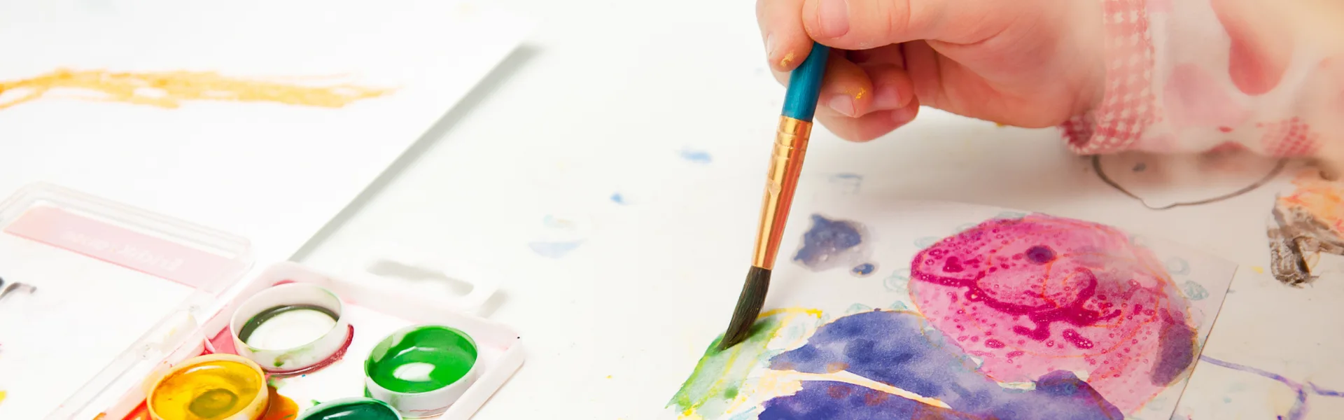 Oposiciones de educador a medida pintando con acuarela