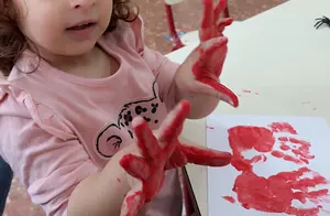 imagen niña con manos pintadas