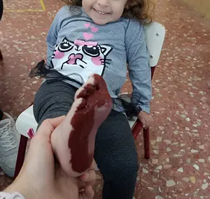 imagen niña con pies pintados